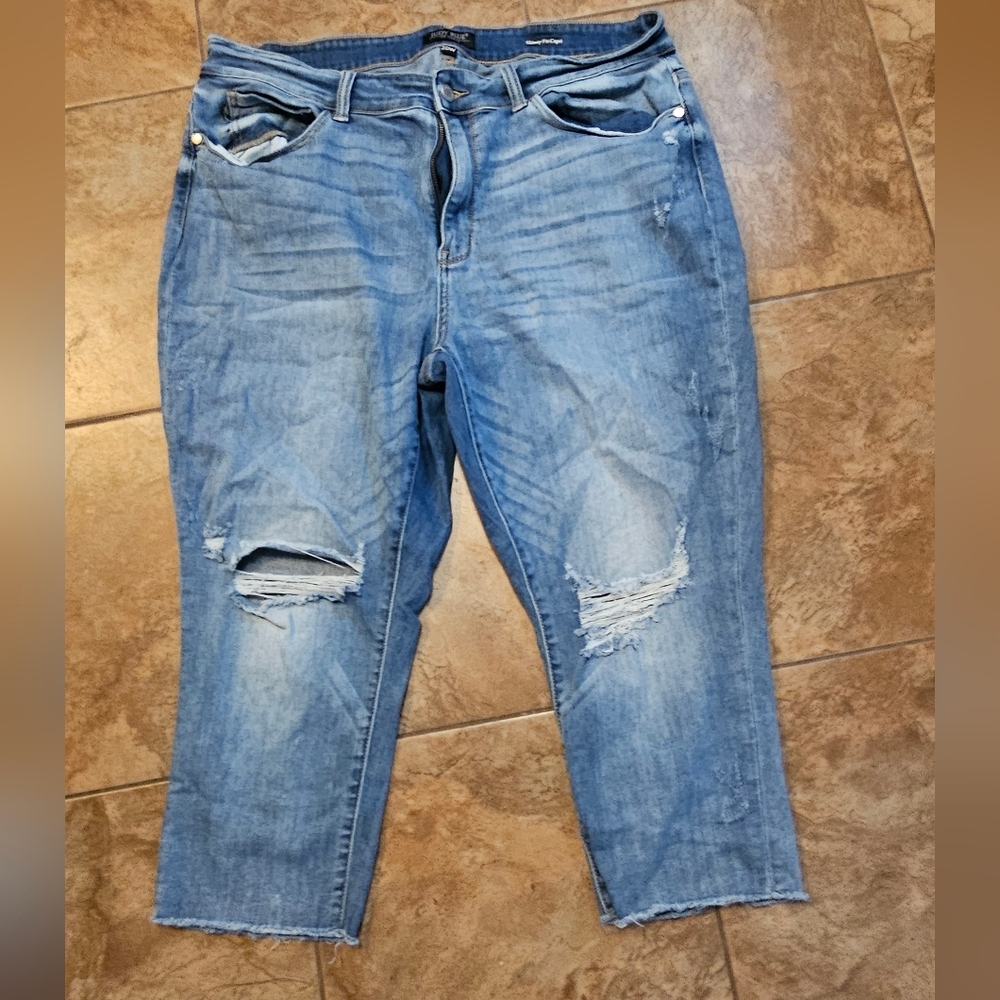 Judy Blue Light Blue Distressed Capri